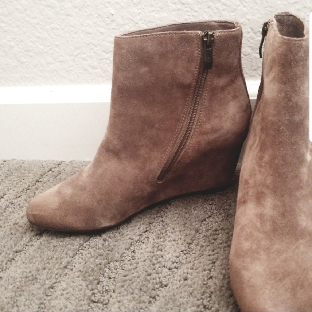 Vince Camuto size 8 tan wedge boots/booties